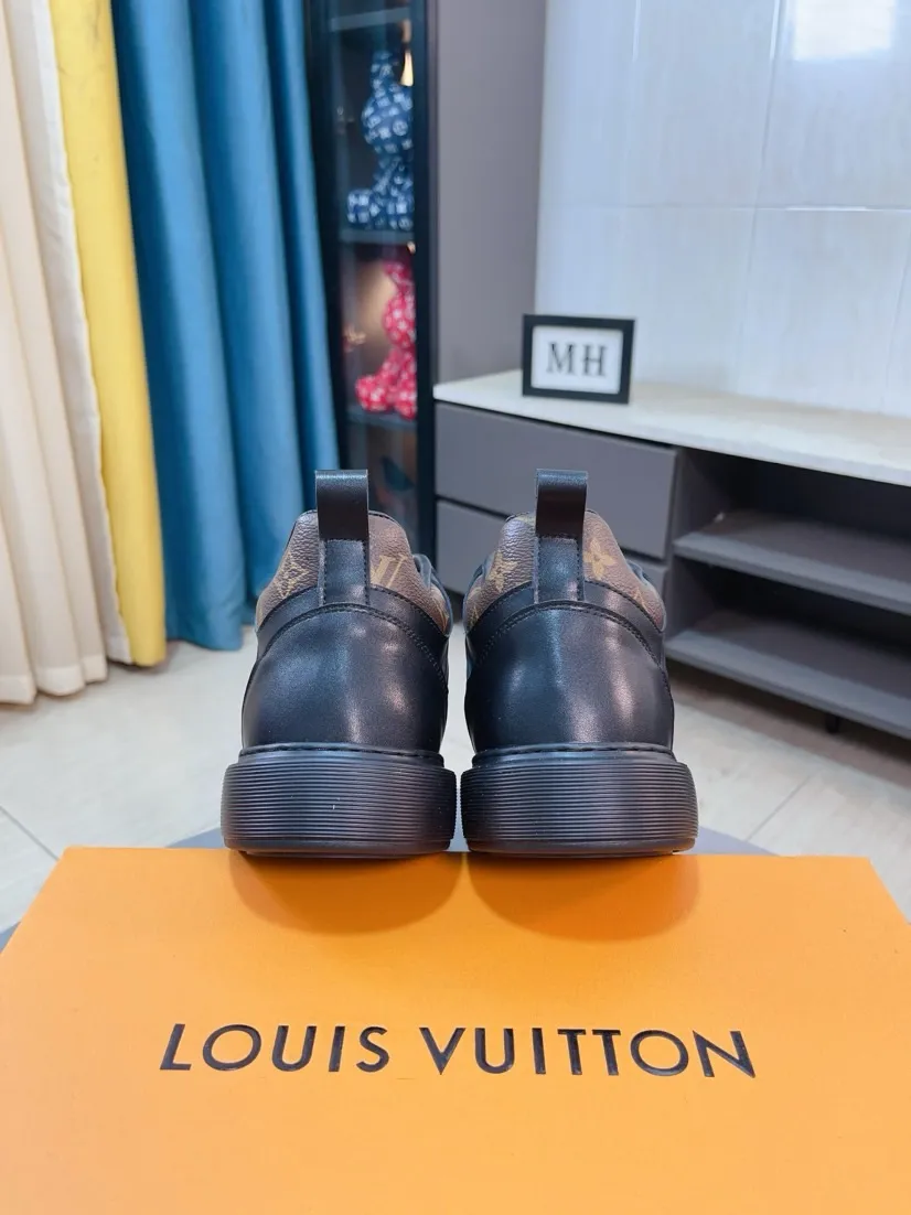 Ex-factory price 438🌹🌹【LOUIS VUITTON】Same style on Louis Vuitton* official website🚹Men's high-top casual shoes❤️Same style as popular celebrities and big names ~ Best-selling at home and abroad Lv focuses on the checkerboard series...Imported first-layer cowhide with special fabrics➕Full sheepskin lining➕Brand-specific hollow outsole💎Produced by OEM The highest version🔍🔍Number of codes: 38-44,